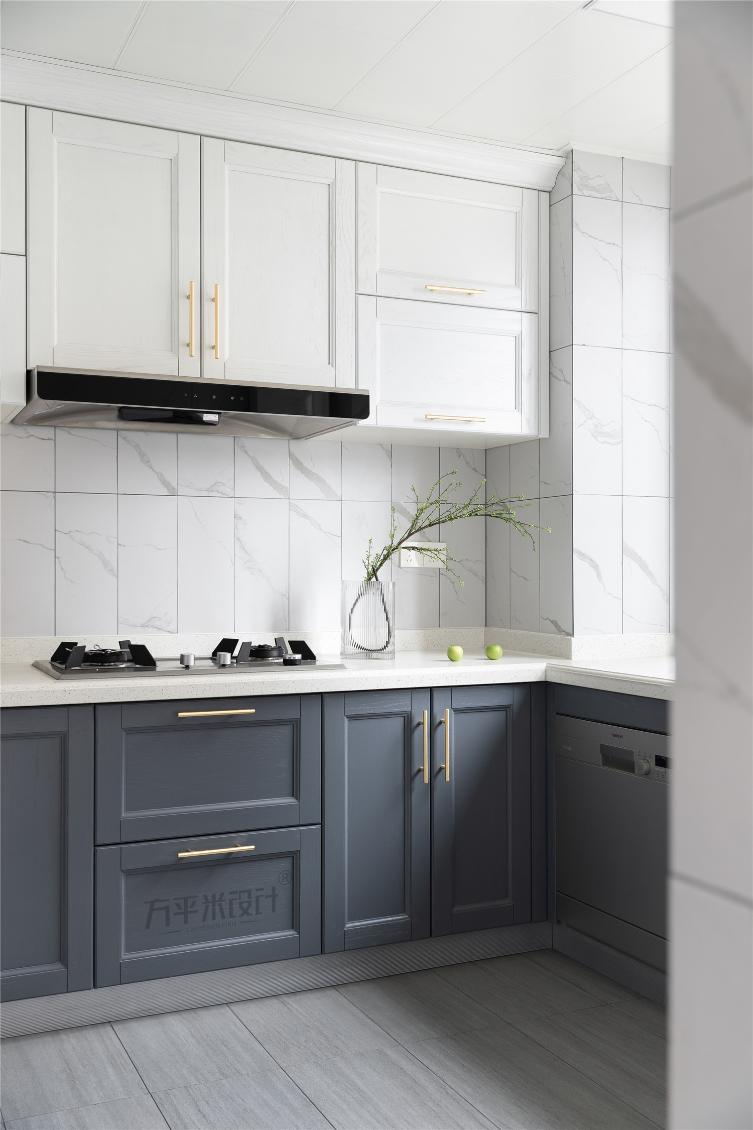 竖向形态的仿爵士白大理石瓷砖,在提亮整个厨房