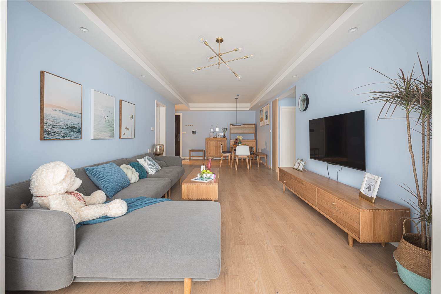 温润原木精致黄铜,与蓝白灰营造清新而不失