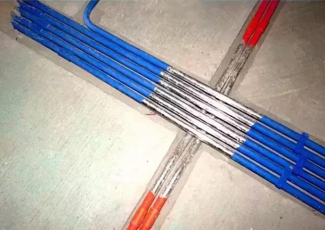 强弱电线交接处要用锡纸包裹(防干扰).