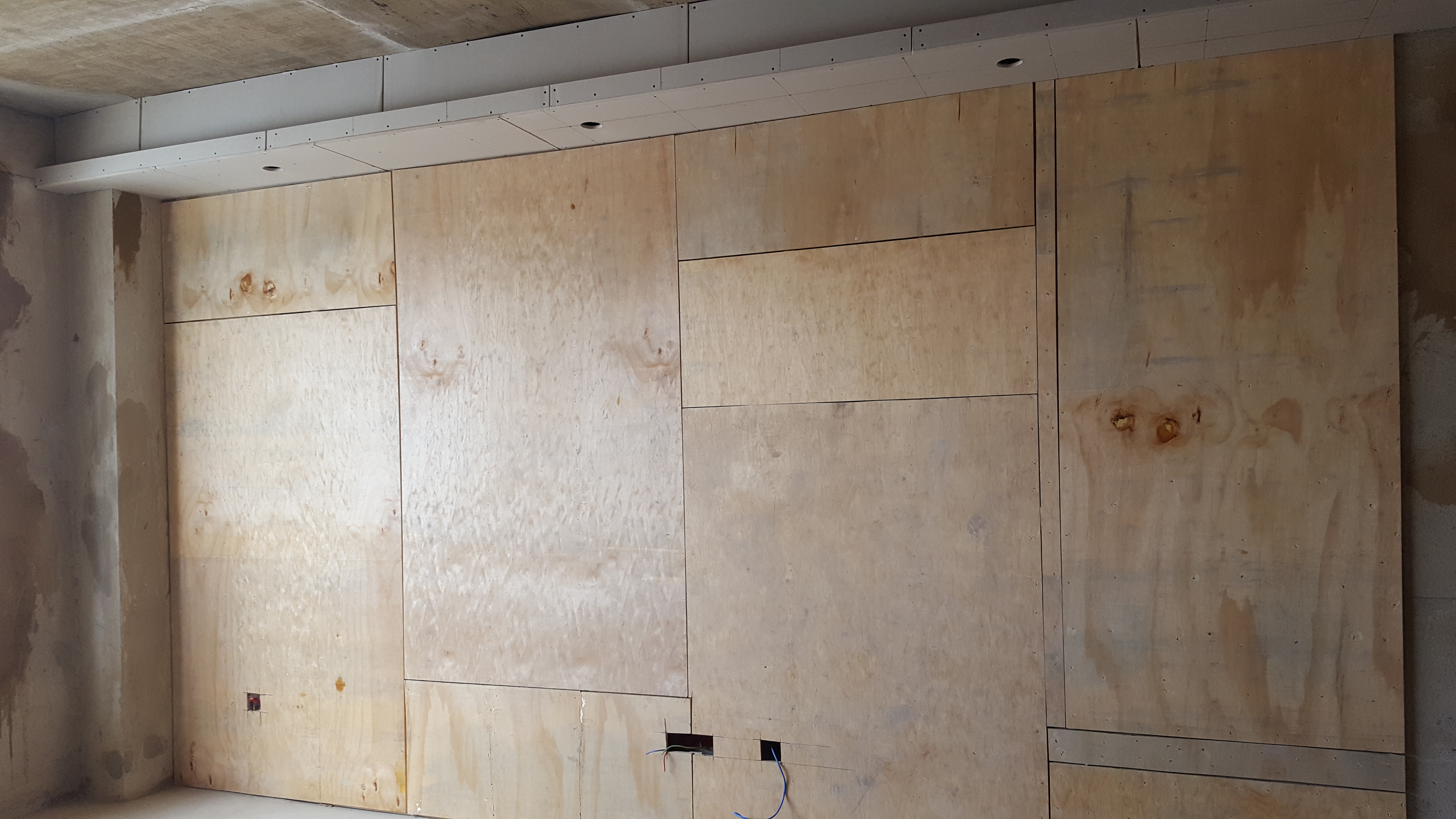 顶面水电排设时电在上水在下,强弱电交叉时采用铝管过桥屏蔽处理 木工