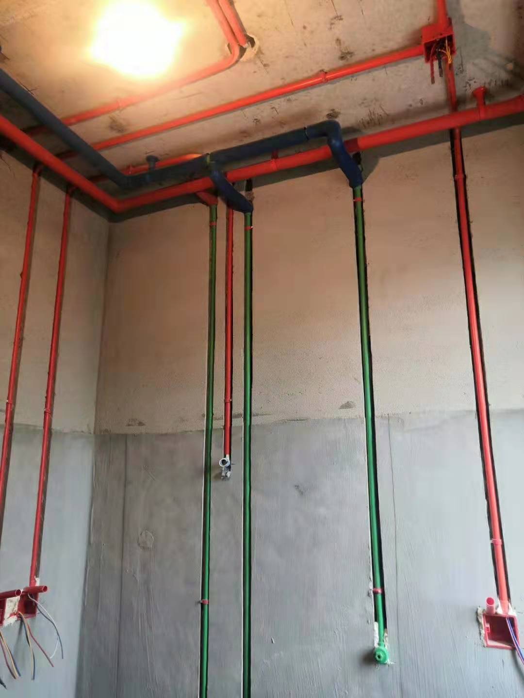 横平竖直,阻燃线管穿线,插座内接线头焊锡膏焊锡.水管走棚顶.