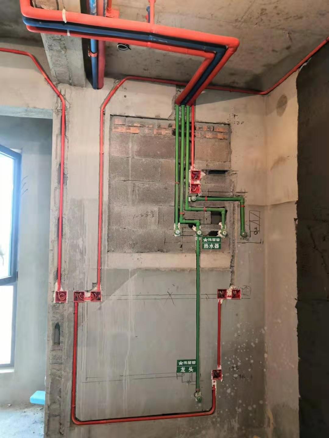 横平竖直,阻燃线管穿线,插座内接线头焊锡膏焊锡.水管走棚顶.