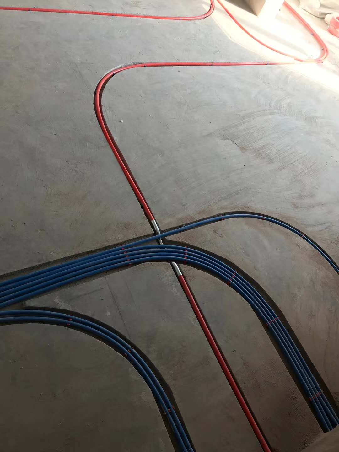 线管走地,开大弧弯地槽,无死线,方便后期维修.将隐患降到最低