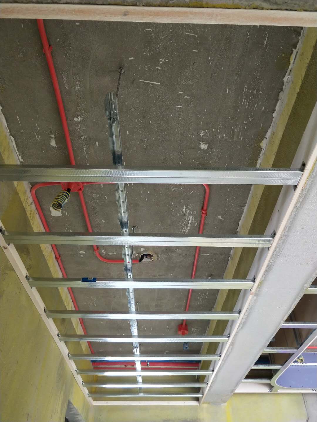 石膏板吊顶弹线后用干壁钉固定石膏板底板