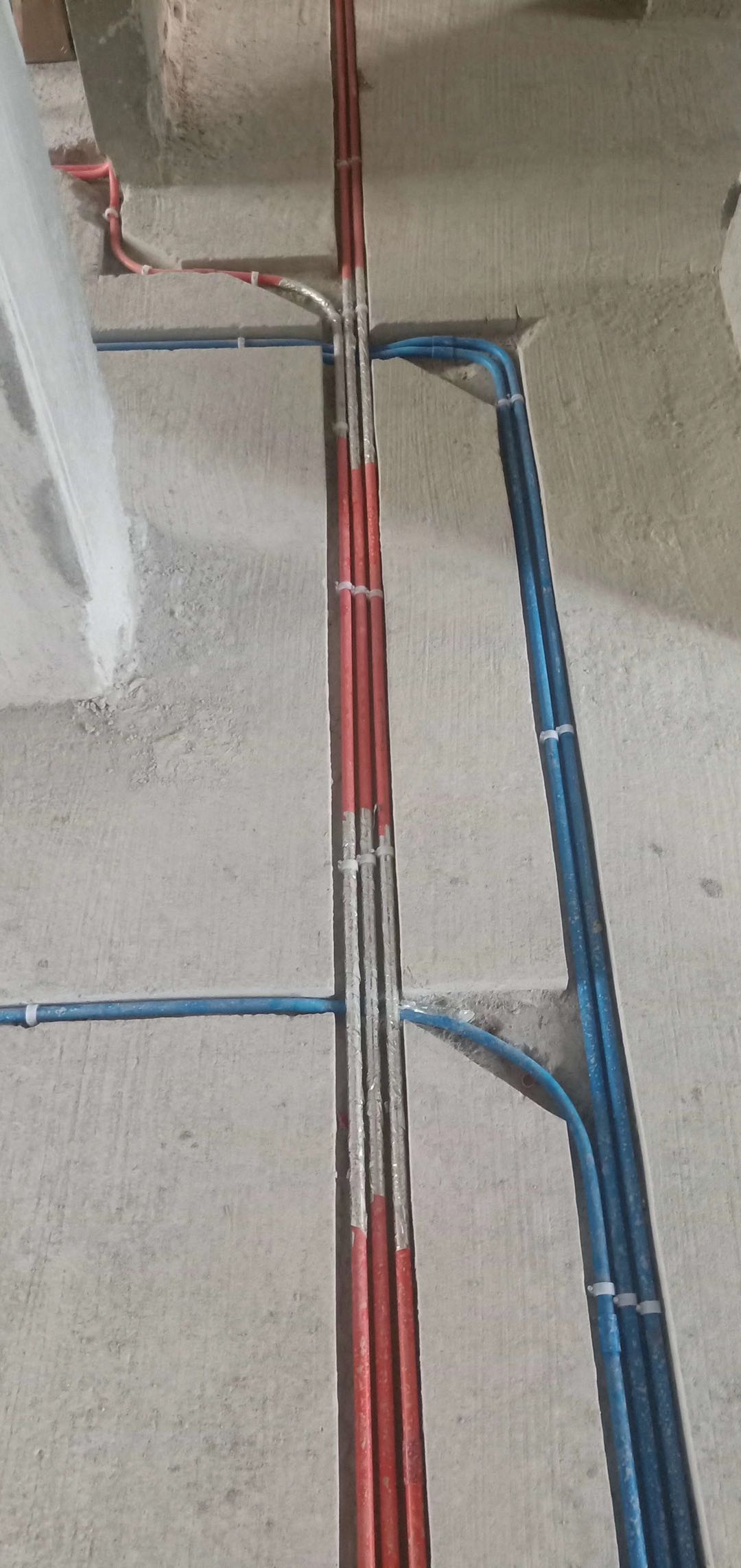 各种线管应做到切割机开槽,横平竖直