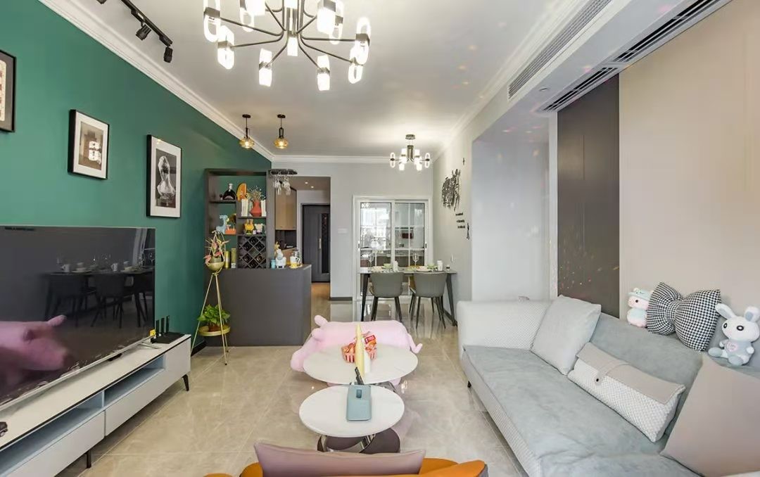 沙发背景墙是父母房内嵌式衣柜的柜体,背面铺贴衣柜门板,设计成为双色