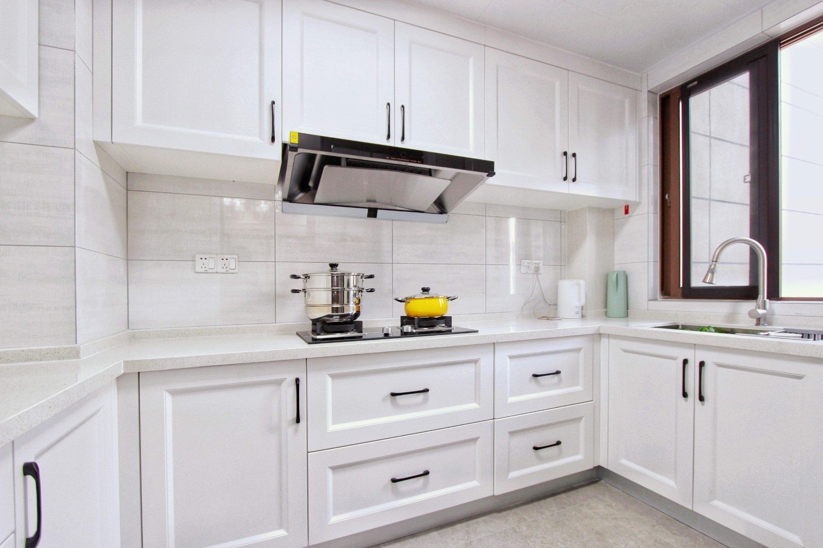 厨房不仅仅是一个烹饪场所,更是一个家庭的重心,白色橱柜搭配白色墙砖