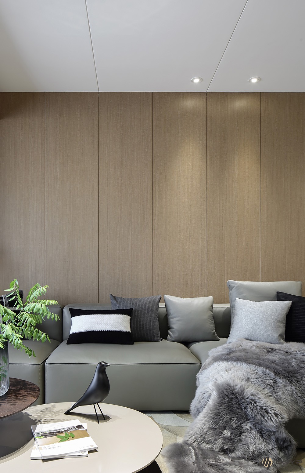 简约的卧室搭配,灰色木饰面线条床背景墙,加上简单的吊顶造型 l型的