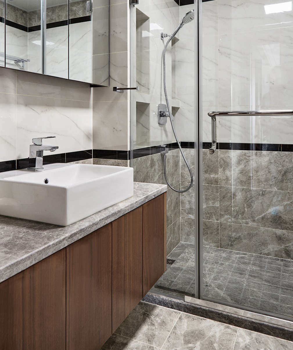 卫生间的石英石台面的浴室柜为洗漱提供更加方便和快捷的操作.