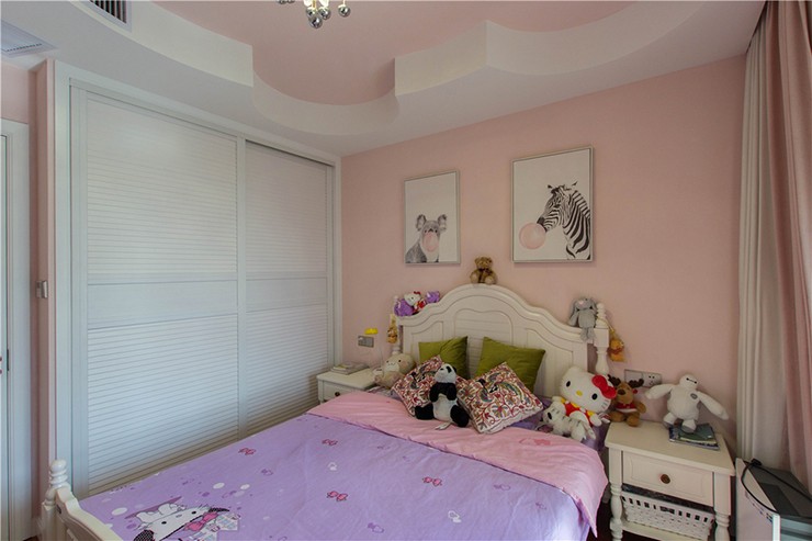 女儿房,透过照片就能感受到满满的少女情怀,摆满床头的娃娃和墙上的挂