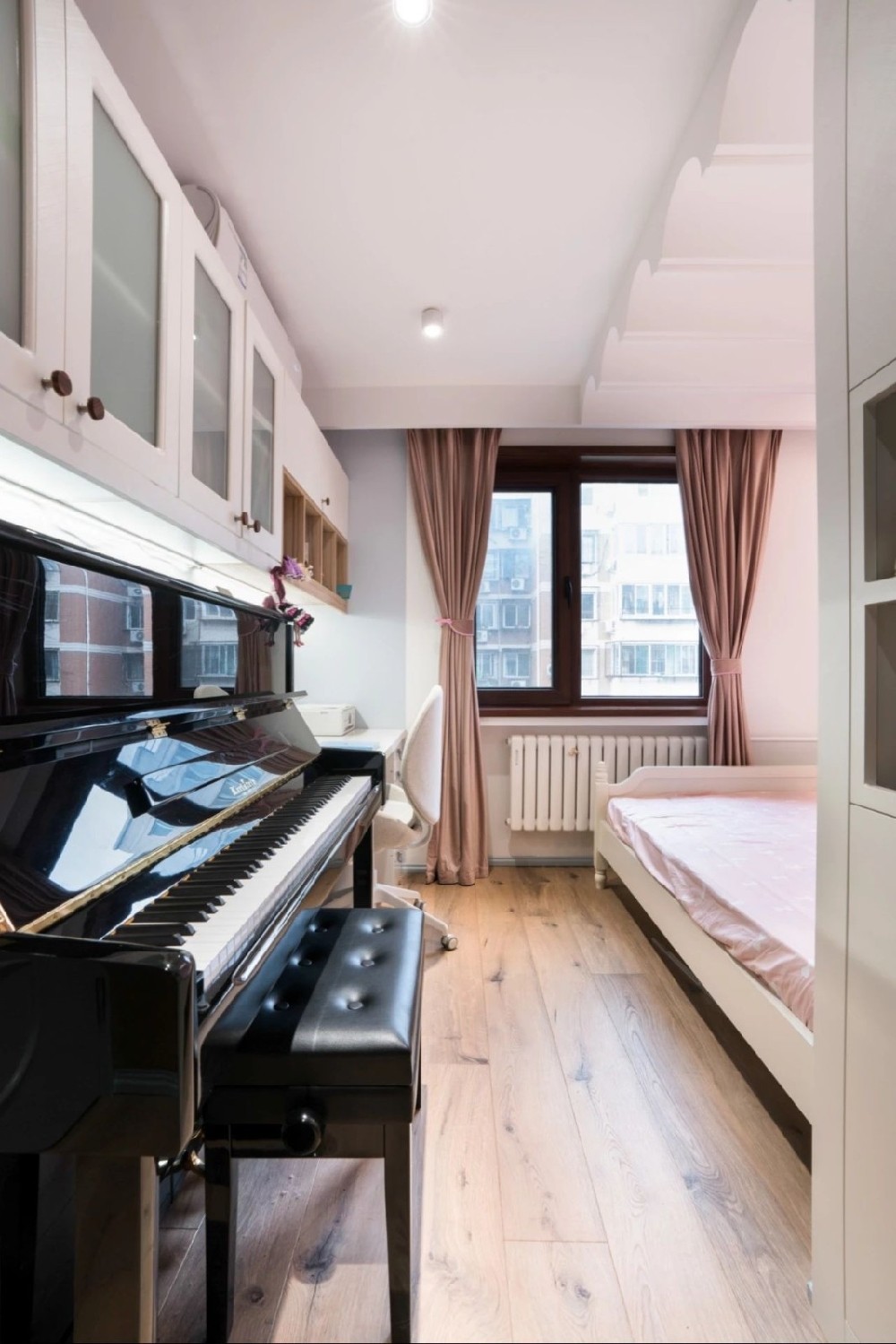 在卧室里放一架钢琴也是完全没有问题的,公主房更显优雅