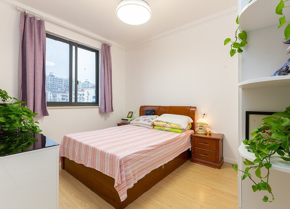 次卧亦将自然光纳入室内,***休憩片刻,体验一份居家时光的宁静,足不出