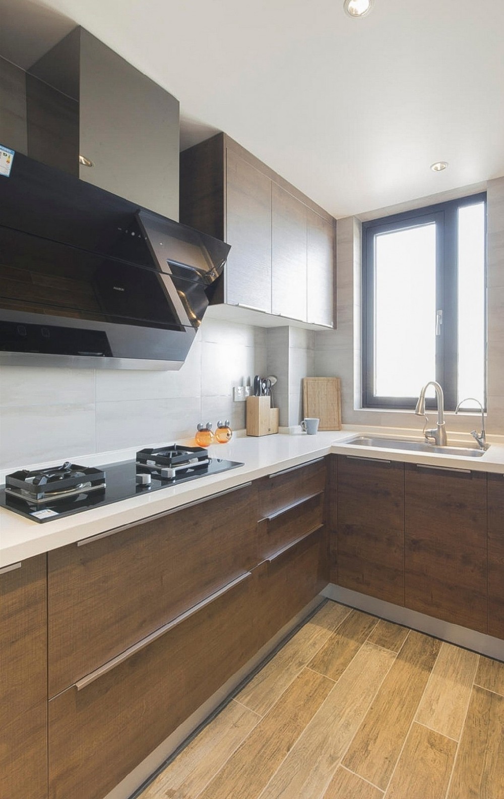 深色的橱柜面板,浅色的台面,充分体现了颜色对比分明的美感.