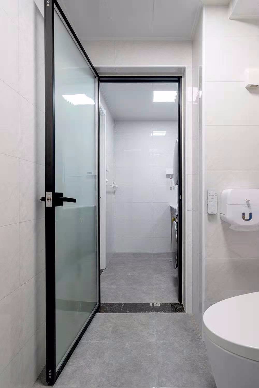 卫生间的磨砂玻璃门,有效的阻隔了外部空间与内部空间的视觉,也不影响