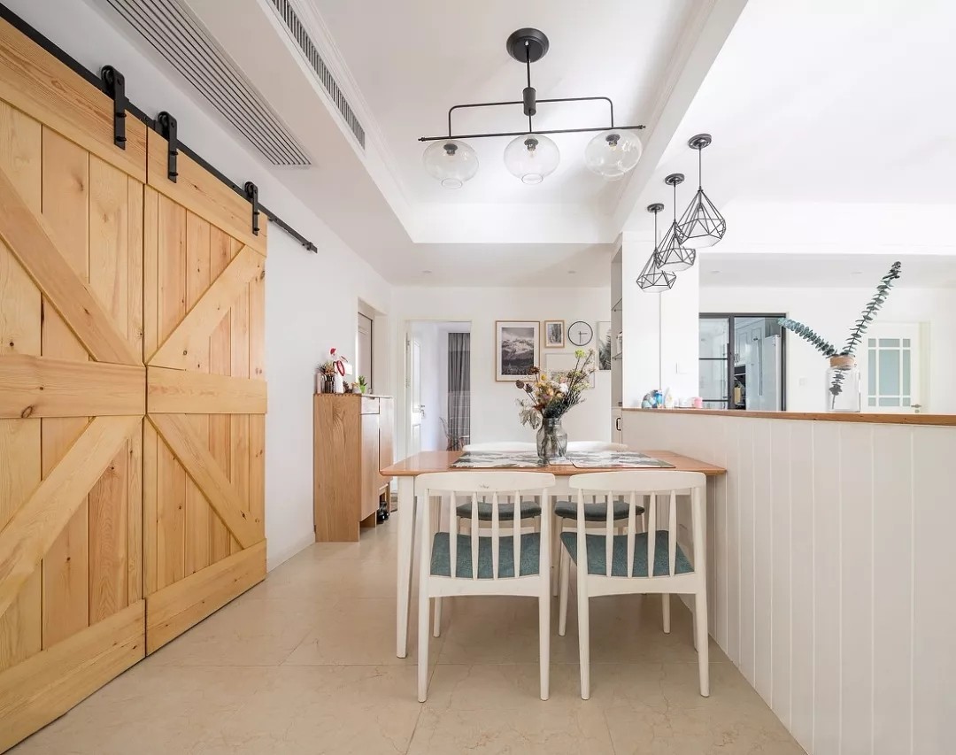 餐厅和客厅用矮墙隔断,明确划分功能区域,整体显得和谐统一.