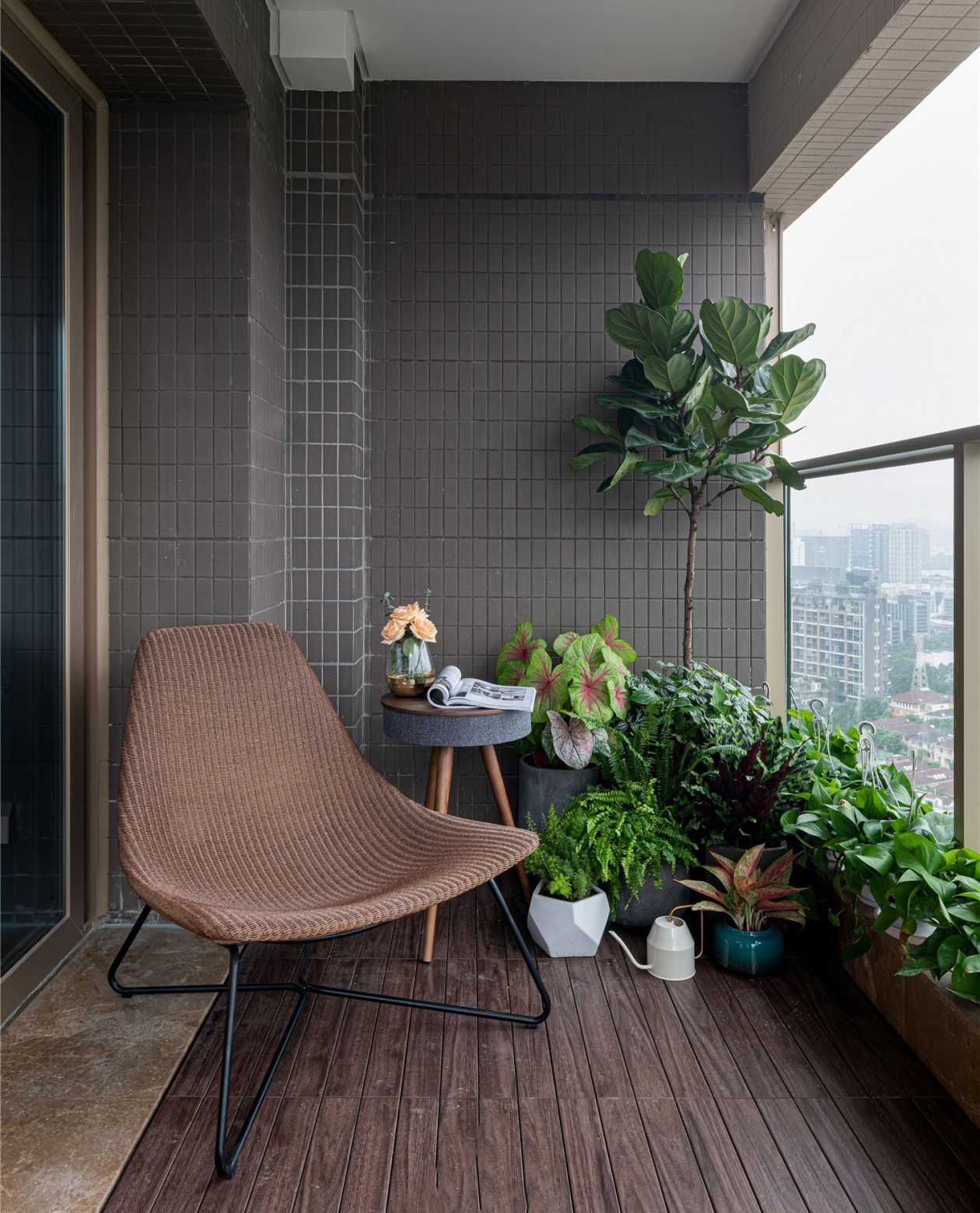 阳台视野很好,摆上花花草草,躺椅音乐咖啡,休闲从这里开始.