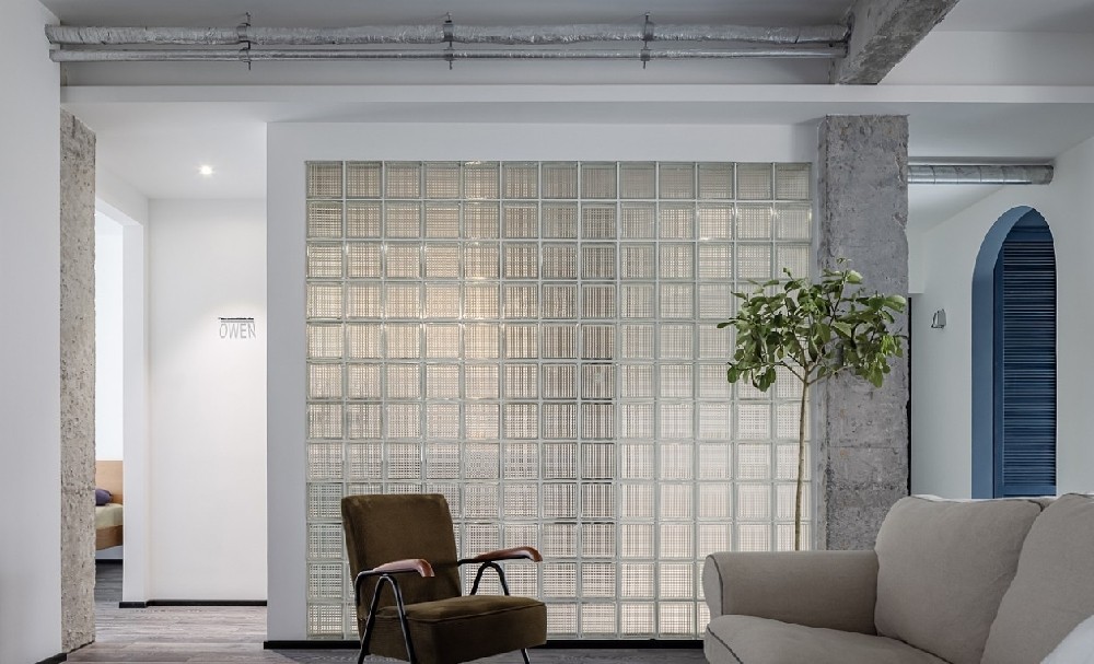 步入室内,玻璃砖多处变换用于暗卫和隔断