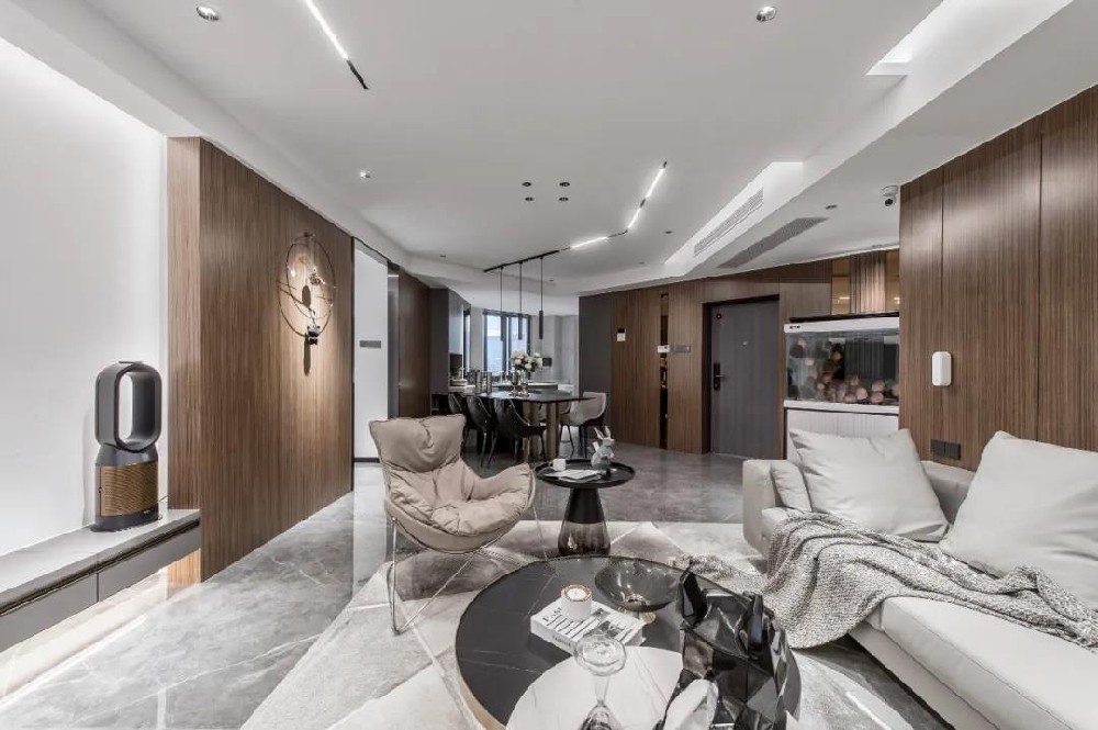 整体是无主灯设计,吊顶配合射灯光,灯带,线性灯,磁吸轨道灯,在自然