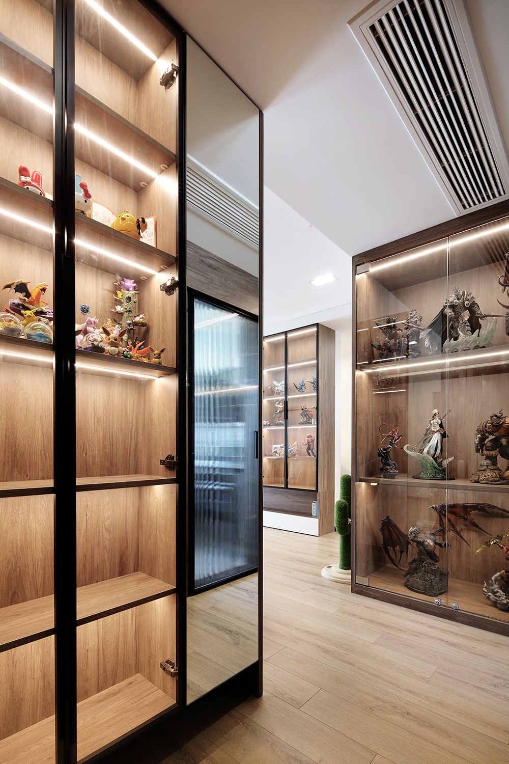 走廊,墙面,设计了大面积玻璃储物柜,放置业主心爱的手办.