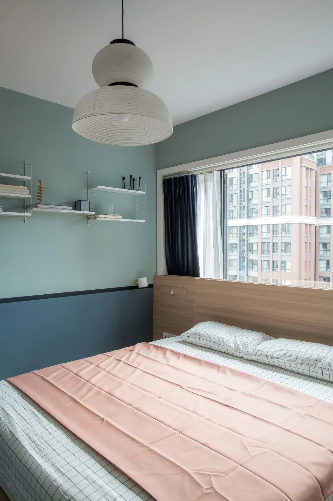 考虑到屋主喜欢在卧室读书,设计师在床侧墙面上做了string的壁挂