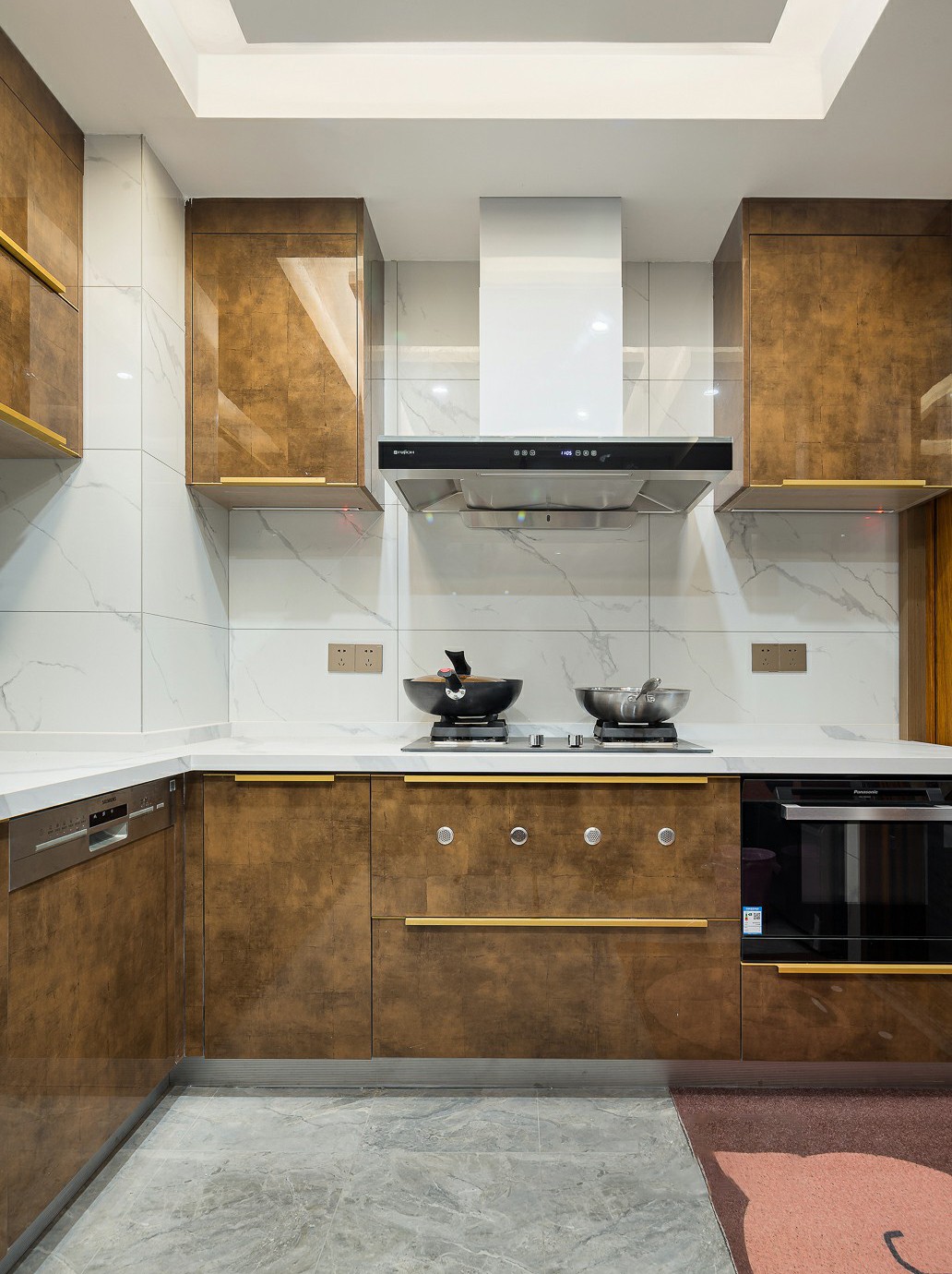 厨房采用棕色的柜门颜色,搭配白色纹理的瓷砖,带来清爽洁净的视觉感受