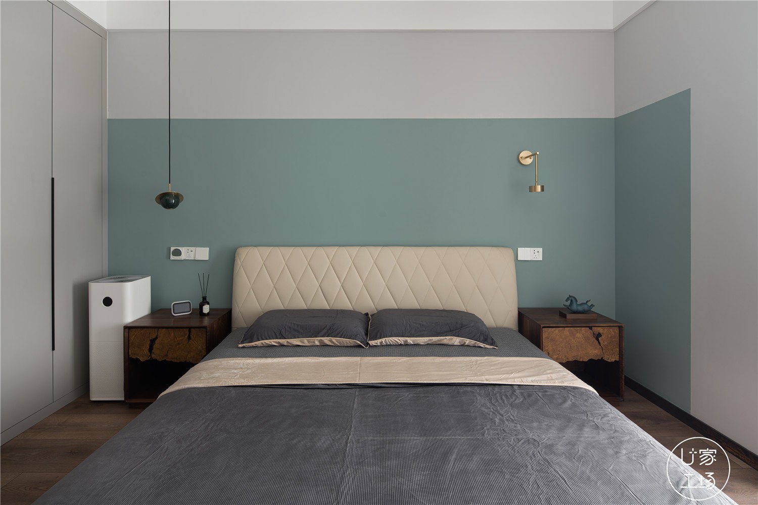 抽屉里珍藏自己喜爱的物品卧室用的是墙面合围式的艺术漆,它覆盖了