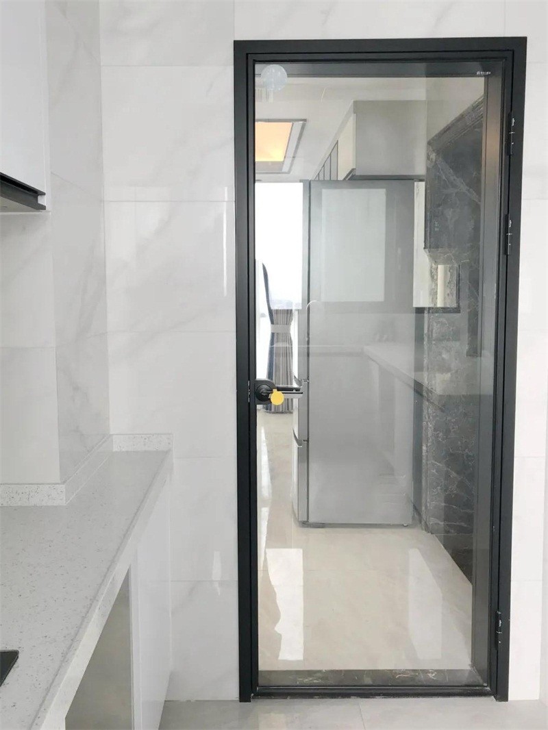 厨房门采用富轩极简平开门,可视面大.