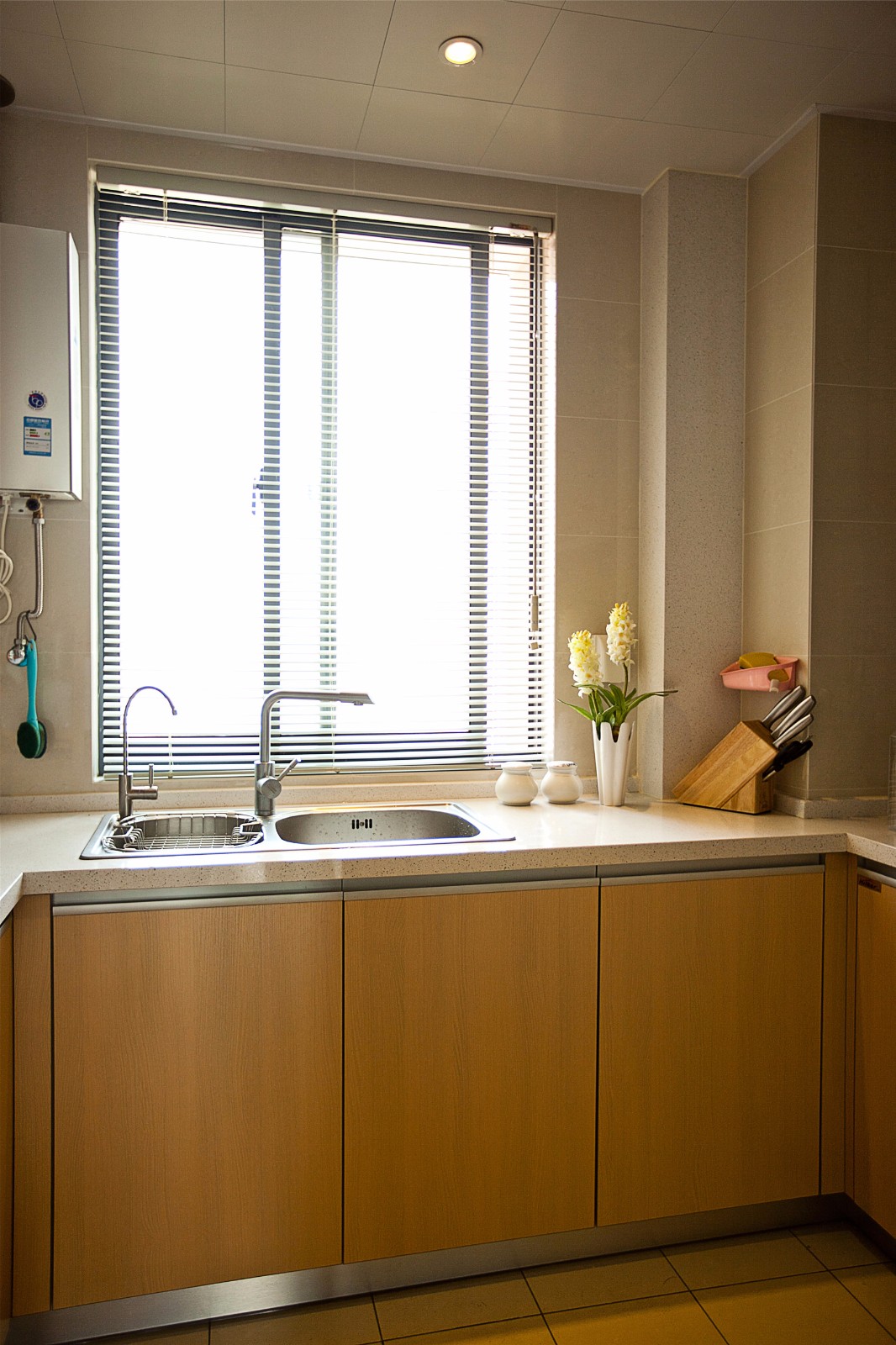 厨房则是采用与客厅颜色偏差较大的暖色系