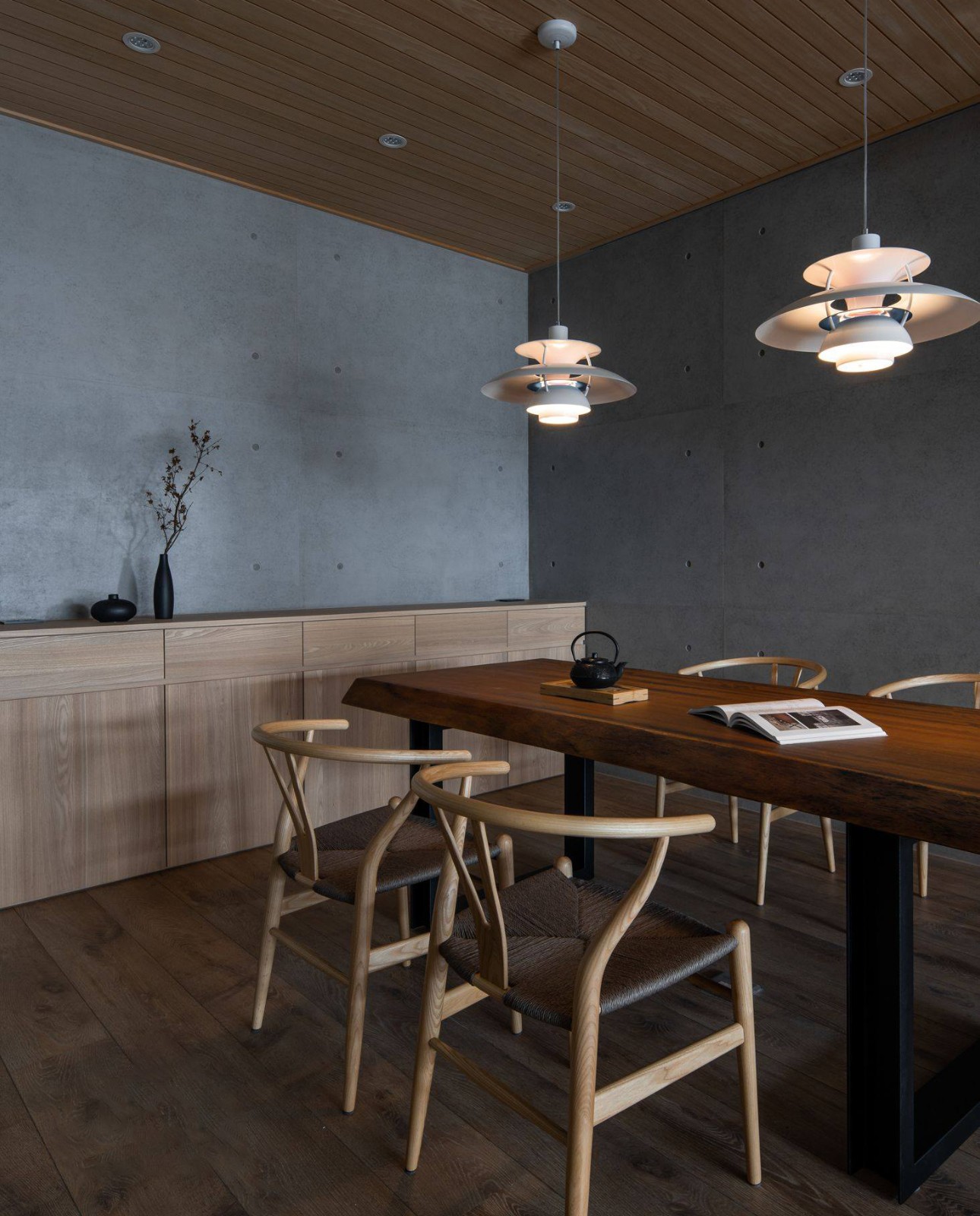 餐厅特选香杉实木为天花板,散发淡淡自然实木香气