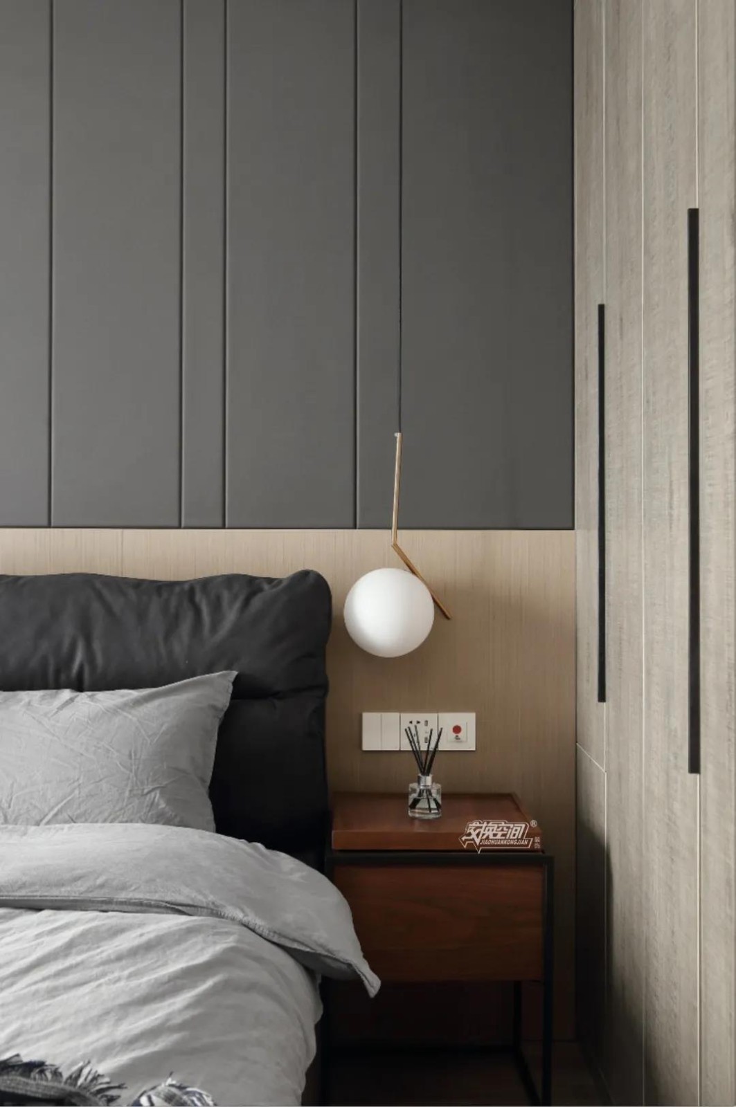 床头灰色硬包拼接护墙板,搭配球形吊灯,凸显优雅气质,简约不失格调.