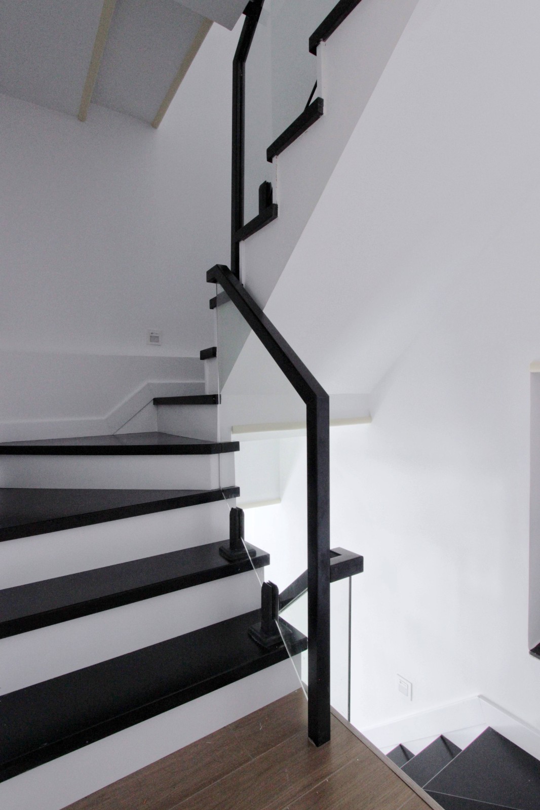 黑白相间的楼梯,品质感满满,隔几步,嵌入墙内的小夜灯就会亮起,更具