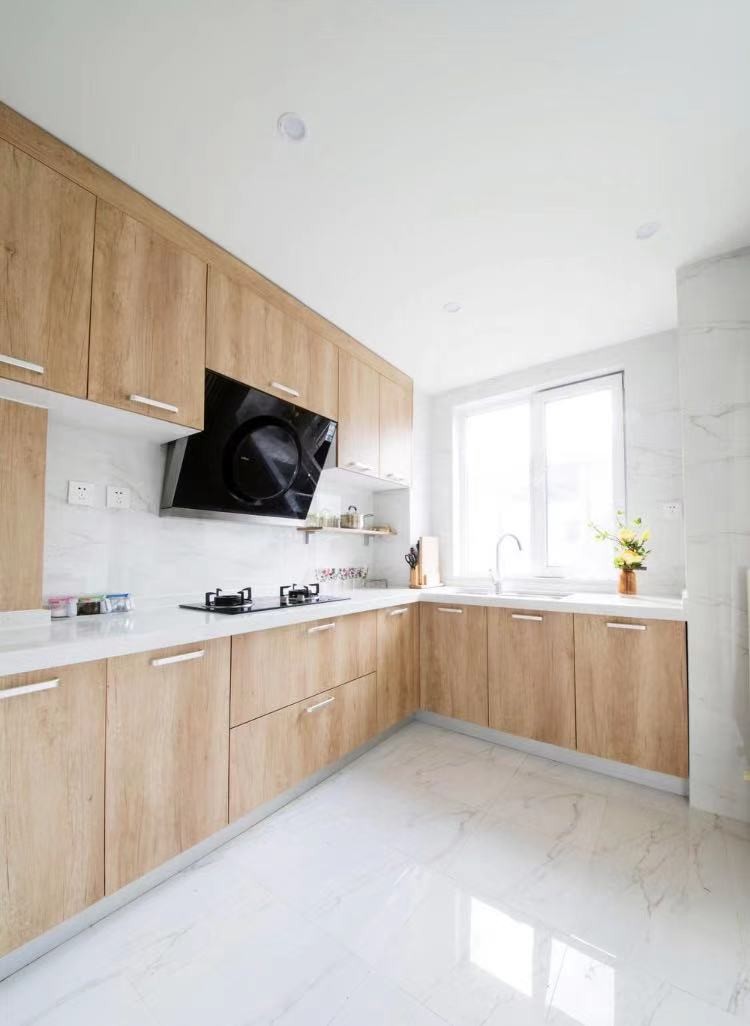 厨房是l型设计,采用大理石台面