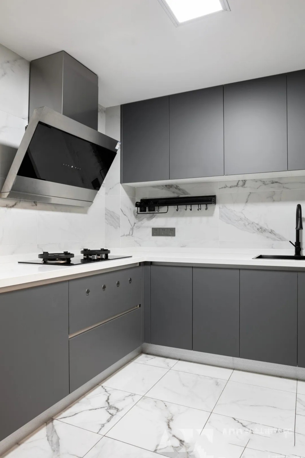 厨房白色的墙地砖和柜门的灰色形成鲜明的对比,既符合整体风格又不同