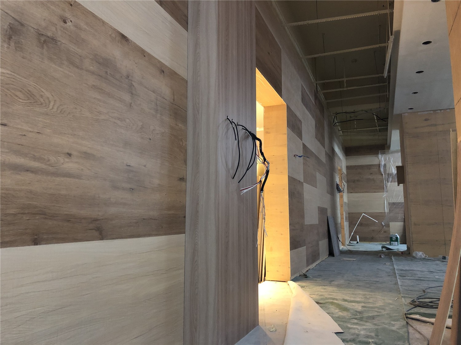 施工中期:拼接木塑板墙面