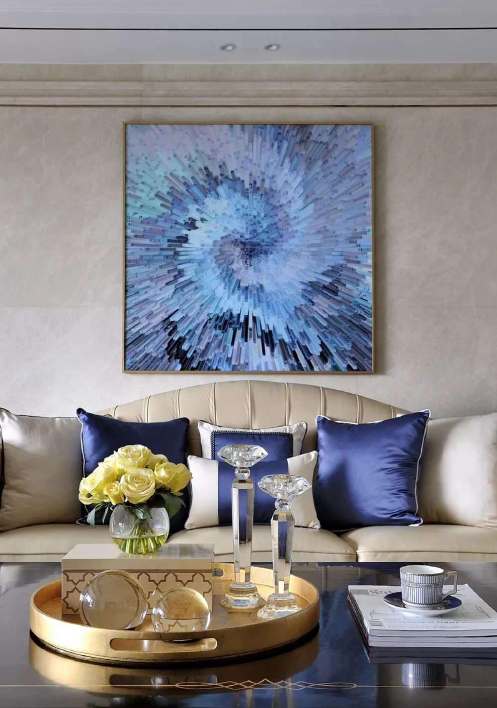沙发背景墙上采用抽象的画作为装饰,和整体的色彩相协调