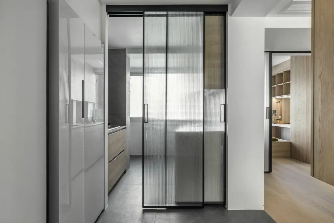 厨房入口采用高颜值长虹玻璃推拉门,阻隔油烟的同时不占空间,良好的