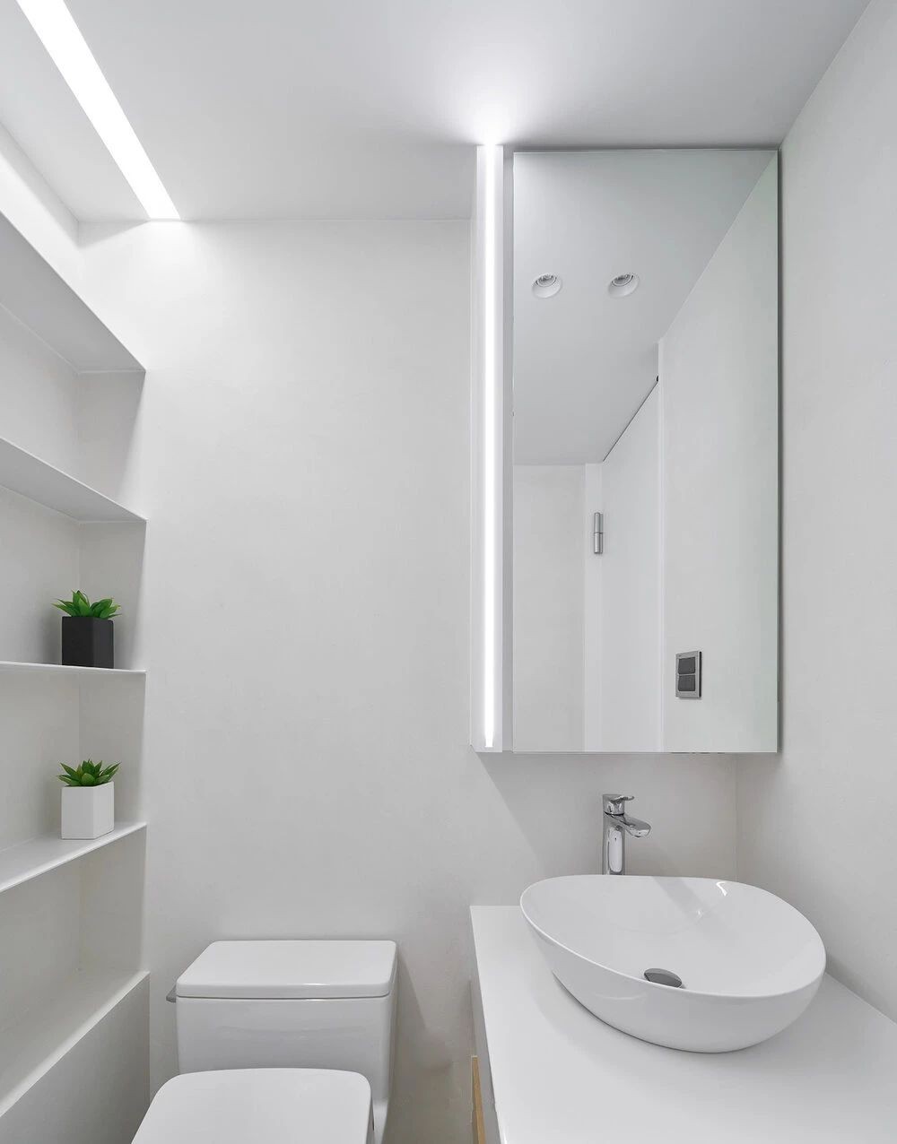 浴室墙面跟地板都用白色的意大利矿物涂料施作,无缝的质感就是好整理