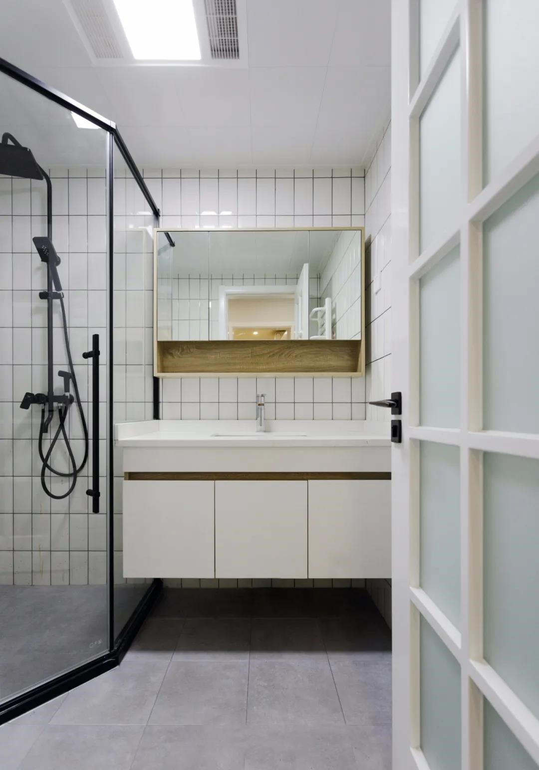 悬浮的浴室柜,选用白色柜子 台下盆设计,清爽好打理.