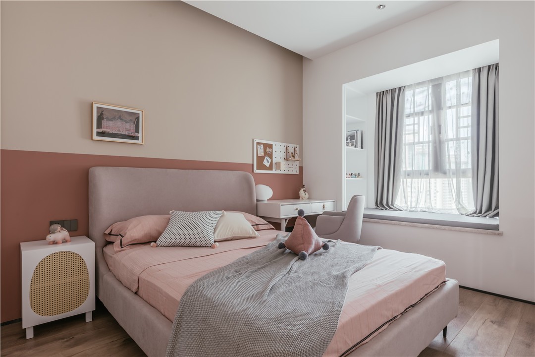 珊瑚粉与奶杏拼色墙面,色彩的分割线在不同的体块间交织出白夜童话中