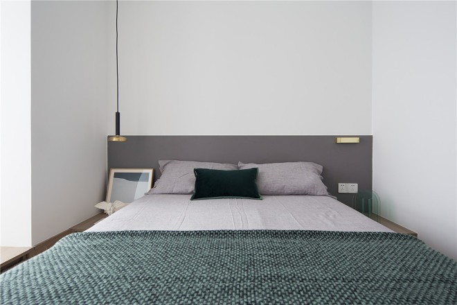 床头简单的灰色床头板让整个白色的空间里多了一些层次.