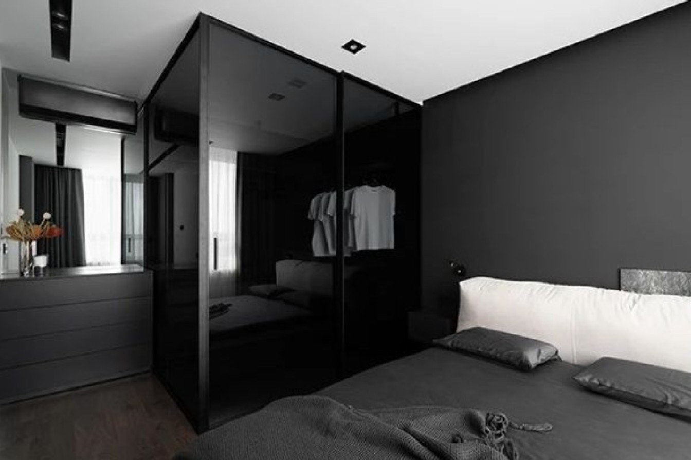 整个房间无主灯设计,卧室注重睡眠环境,所以灯光也用暖色调,不刺眼的