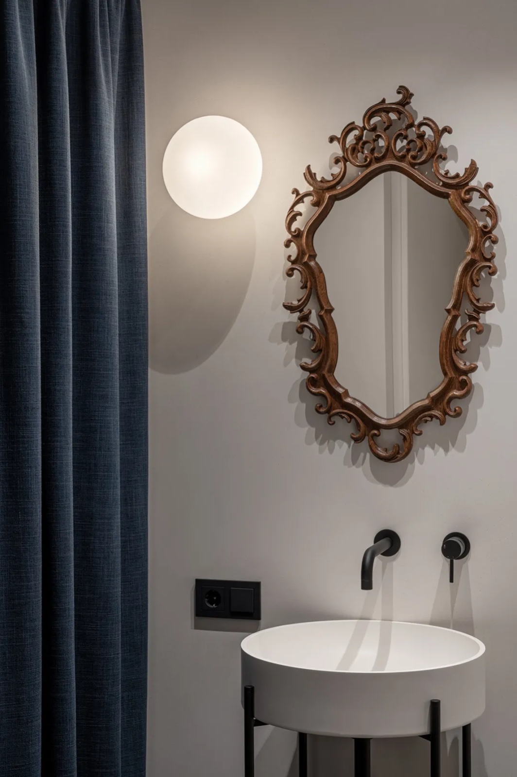 淋浴区选用入墙式的花洒与黄铜水龙头 墙面上两种不同材质的饰面拼接