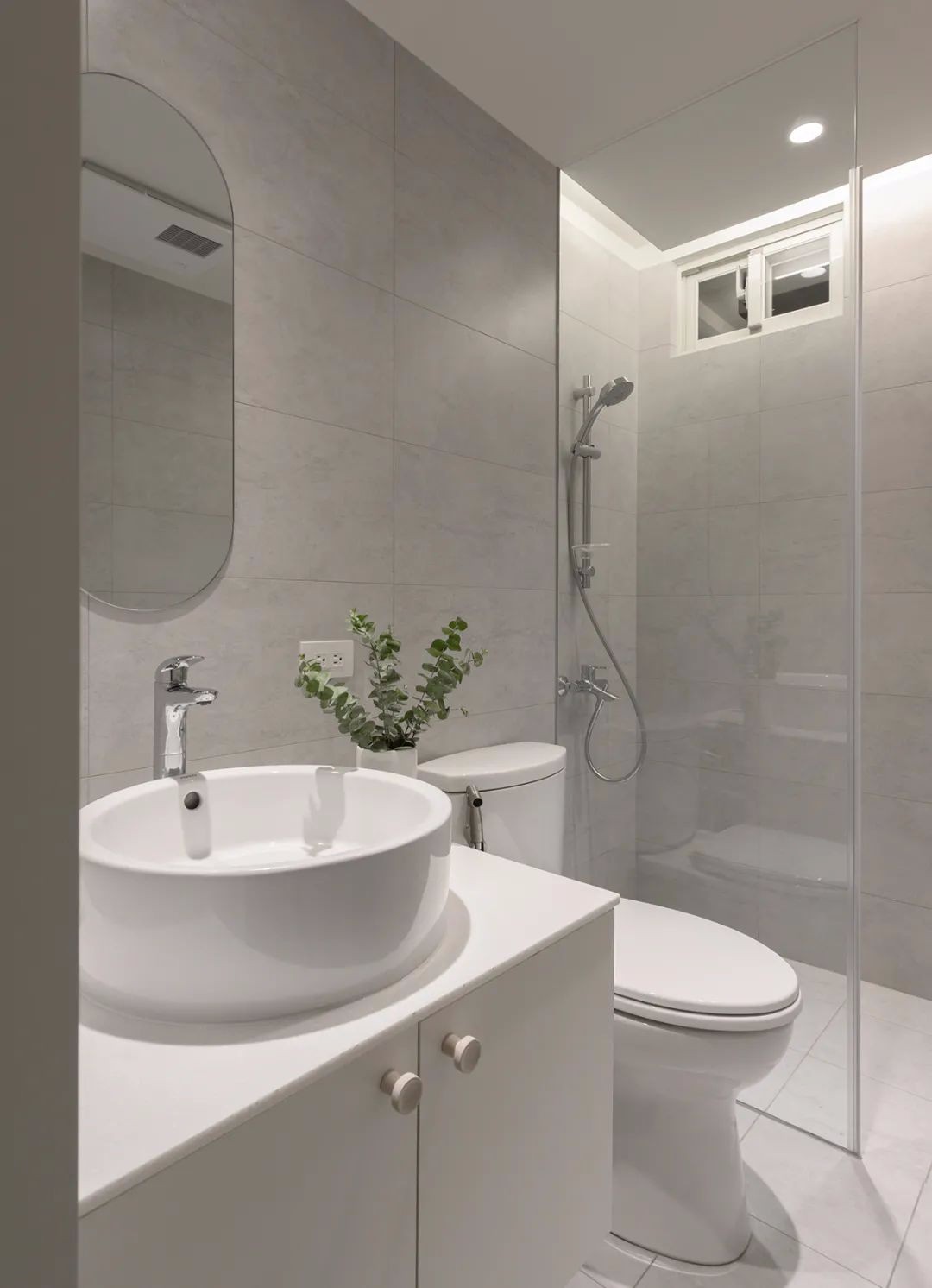 的瓷砖,堆叠层次效果,同时顾及通风功能,根据工作阳台设置一道气窗