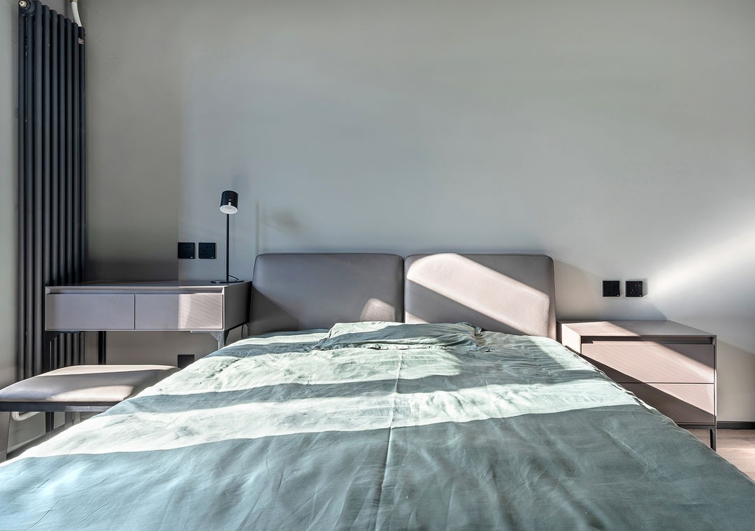 卧室整体选用了浅灰色(太空漫步)墙漆面,搭配灰色的家具床品,让整体的