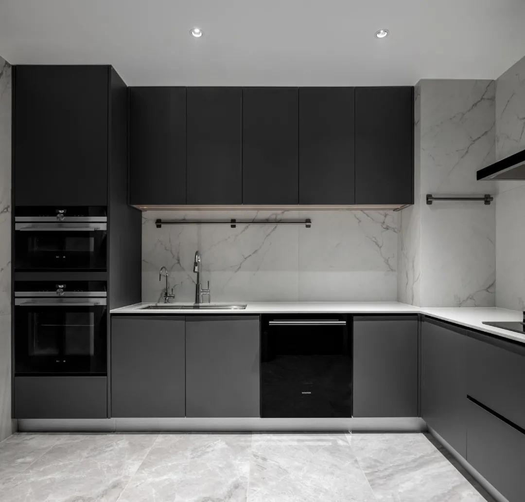 厨房内部采用了大理石白 哑光灰作为主色调,简约又具有现代质感
