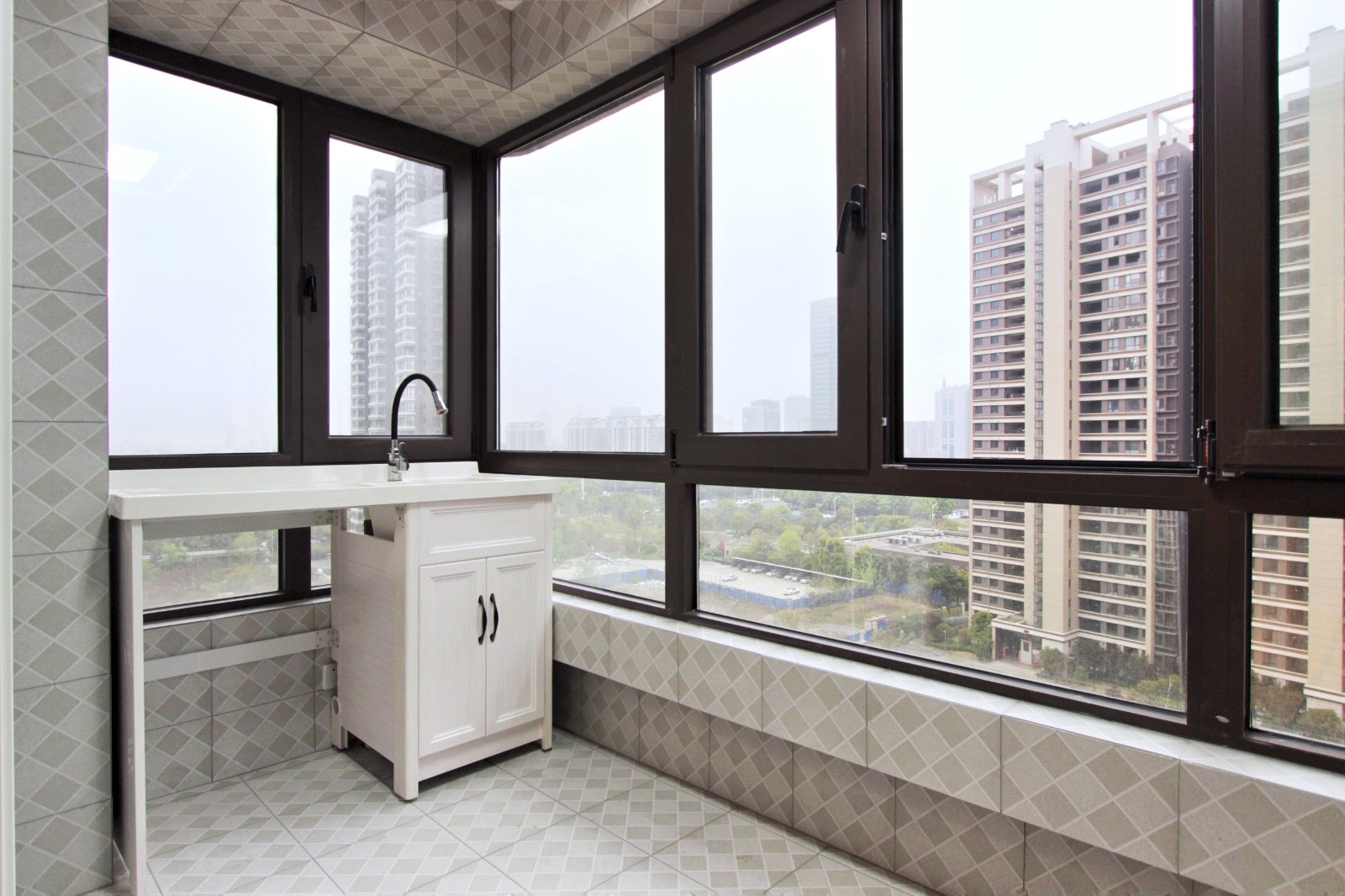 视野开阔的阳台更让人心旷神怡,阳光自然的洒入阳台,探进屋内,纯粹又