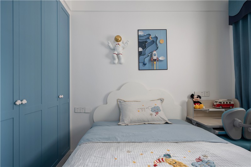 儿童房大面积采用白色 通过衣柜柜]和墙角环保乳胶漆造型的