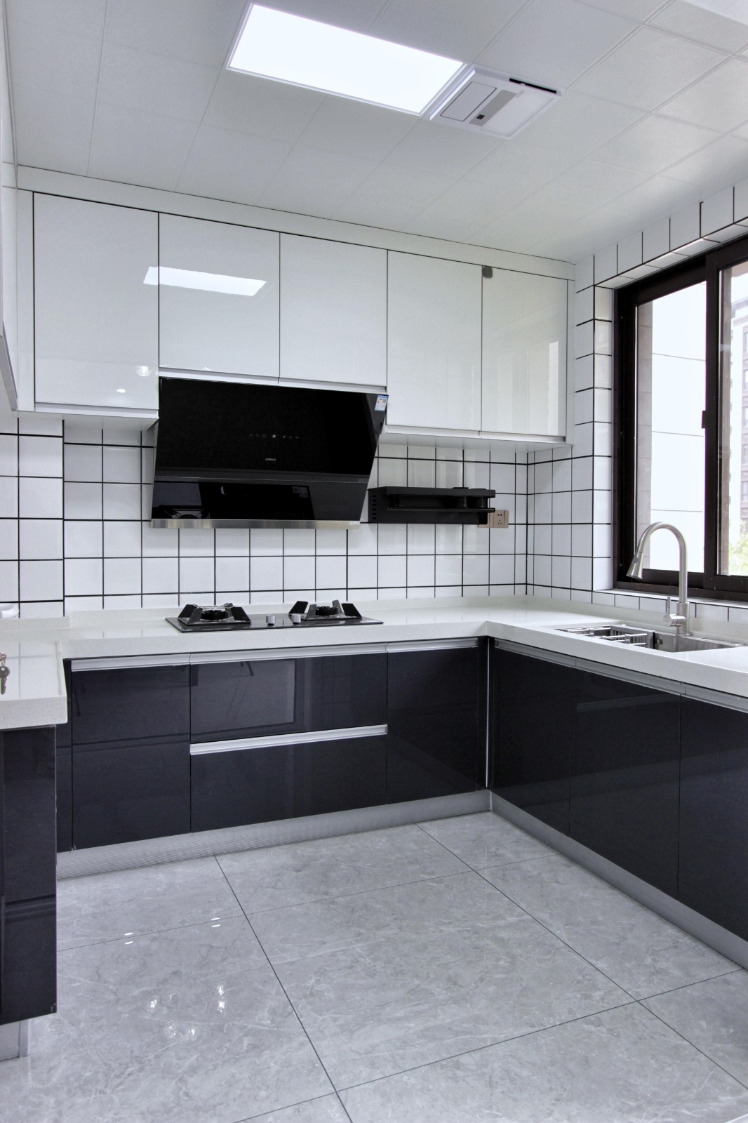 厨房门采用折叠门,打开不占空间,使厨房空间看起来更加宽敞大气.