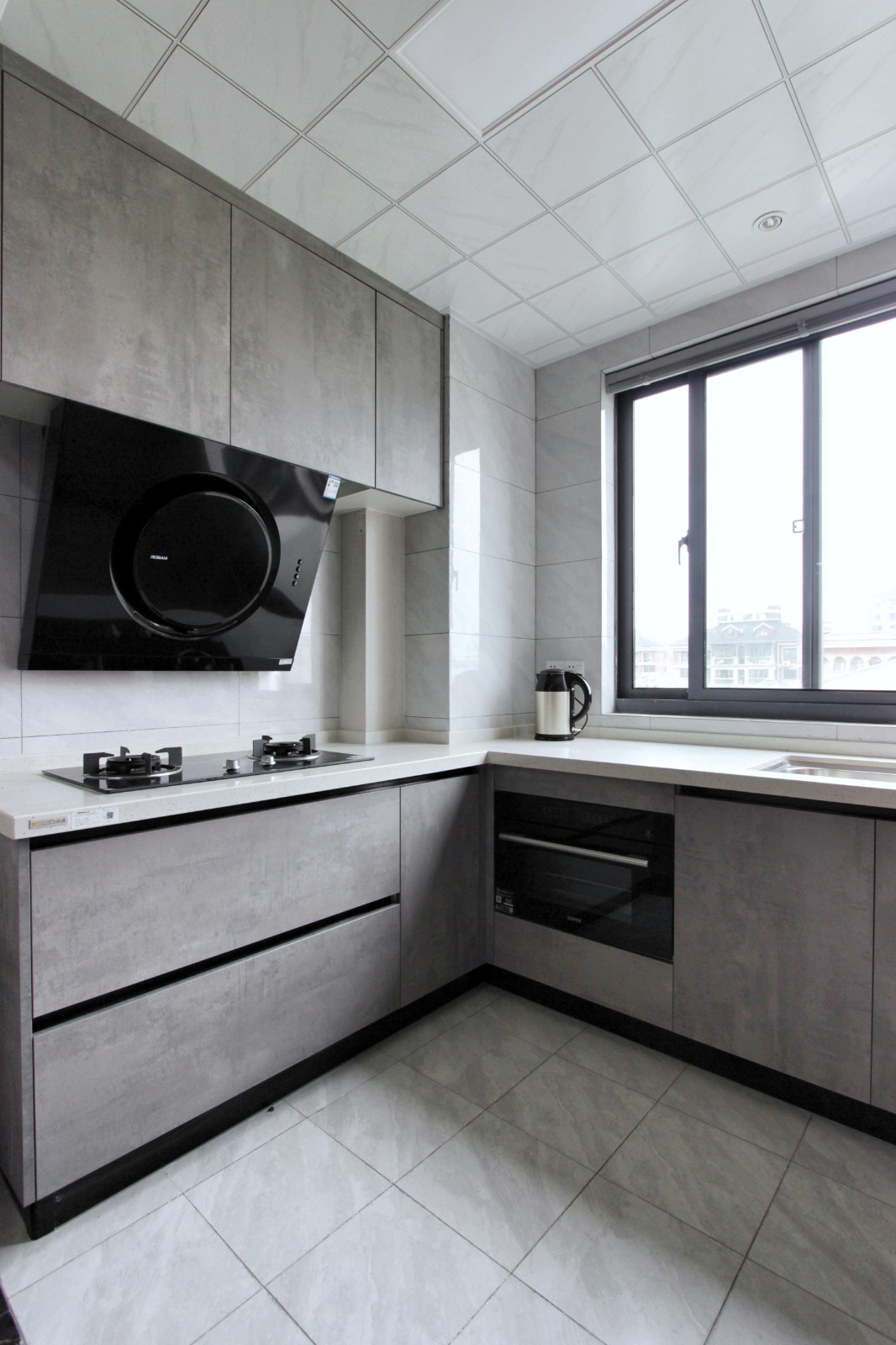 经典的黑白灰色系是厨房的主色调,灰色柜体低调时尚,白色台面简约耐脏