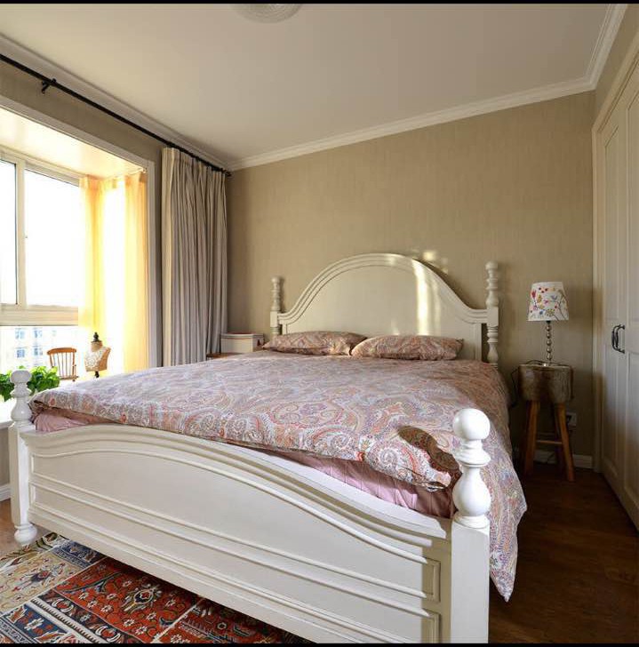 贴上暖色系的黄色壁布